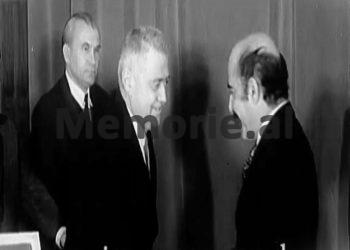“Kur ambasadori iranian i Shahut Mohammad Reza Pahlevi, Alinaghi Said Ansari, shtërngonte duart me Haxhi Lleshin në Tiranë dhe…”/ Fotot e rralla të marsit 1973