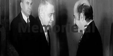 “Kur ambasadori iranian i Shahut Mohammad Reza Pahlevi, Alinaghi Said Ansari, shtërngonte duart me Haxhi Lleshin në Tiranë dhe…”/ Fotot e rralla të marsit 1973
