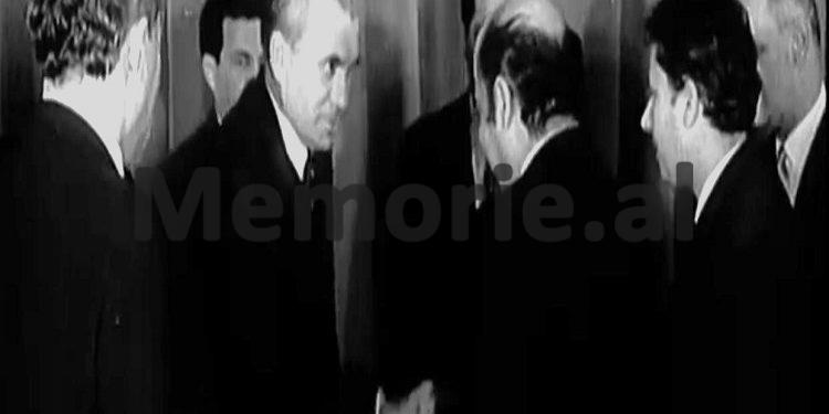 “Kur ambasadori iranian i Shahut Mohammad Reza Pahlevi, Alinaghi Said Ansari, shtërngonte duart me Haxhi Lleshin në Tiranë dhe…”/ Fotot e rralla të marsit 1973