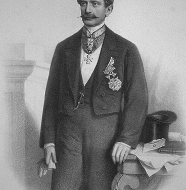“Gjatë Luftës II-të Botërore, në Gjermani ‘lulëzoi’ një letërsi, që heroizon betejat, operacionet luftarake të Wermahtit hitlerian, shkatërrimet dhe…”/ Libri i ri i gazetarit dhe diplomatit Bashkim Trenova