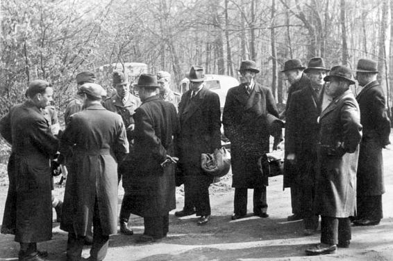 “Shkrimtari dhe poeti Alfons Paqueti i arrestuar dhe burgosur nga Gestapo në vitin 1935, vdes në 1944, kurse arkitektë, poetë, profesorë, etj.,..“/Libri i ri i gazetarit dhe diplomatit të njohur, Bashkim Trenova