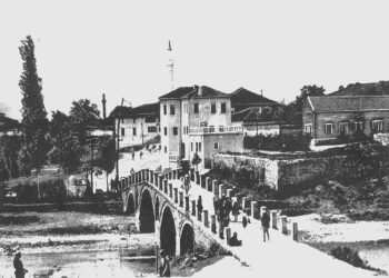 “Femrat gjakovare u shquan edhe si artiste e këngëtare dhe në teatrin amator të kohës, kanë luajtur; I. Zherrka, V. Binishi, D. Bakija, A. Kryeziu, J. Rudi, etj,…”/ Historia e panjohur e Gjakovës