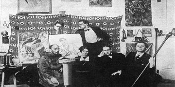 “Menjëherë pas ardhjes së bolshevikëve në pushtet, në 1918-ën, Vladimir Majakovski shkruan një nga veprat bazë të teatrit të agjit-propit, pjesën ‘Misteri Buf’…”/ Libri i ri i gazetarit dhe diplomatit Bashkim Trenova