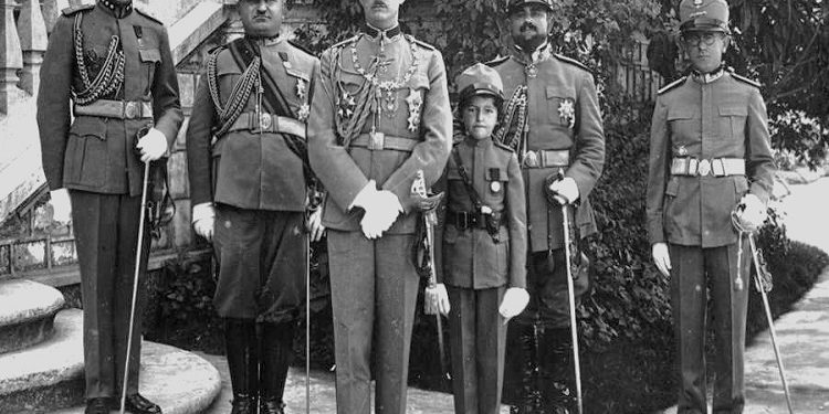 “Duke mos harruar qëndrimin e Mbretit Zog gjatë luftës dhe besnikërinë e ushtarakëve të tij ndaj Francës, gjenerali De Gaulle, i bëri…”/ Ana e panjohur e Monarkut shqiptar me kreun e Francës