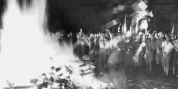 “Më 10 maj 1933, në sheshin e Operas së Berlinit, në prani të mbi 70.000 vetëve të eksituar, u hodhën në flakë më se 25.000 libra, të mbi 400 autorëve…”/ Libri i ri i gazetarit dhe diplomatit të njohur Bashkim Trenova
