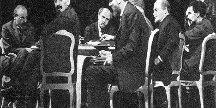 “Menjëherë pas ardhjes së bolshevikëve në pushtet, në 1918-ën, Vladimir Majakovski shkruan një nga veprat bazë të teatrit të agjit-propit, pjesën ‘Misteri Buf’…”/ Libri i ri i gazetarit dhe diplomatit Bashkim Trenova