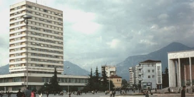 “Herën e dytë që erdha në Shqipëri në ’89, atmosfera kishte ndryshuar pak, por vazhdonim të ndiqnim…”/ Dëshmia e rrallë e përkthyeses gjermane, si survejohej nga Sigurimi Shtetit