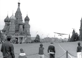 “Sapo zbrita me avionin tim në ‘Sheshin e Kuq’ në Moskë, më rrethuan turma njerzish kureshtarë dhe pas një ore erdhi kryepolici i qytetit, i cili më tha…”/ Dëshmia e rrallë e gjermanit që sfidoi kryeqendrën e Lindjes Komuniste
