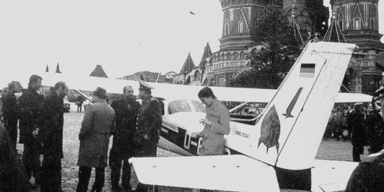 “Sapo zbrita me avionin tim në ‘Sheshin e Kuq’ në Moskë, më rrethuan turma njerzish kureshtarë dhe pas një ore erdhi kryepolici i qytetit, i cili më tha…”/ Dëshmia e rrallë e gjermanit që sfidoi kryeqendrën e Lindjes Komuniste
