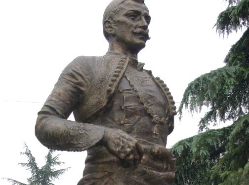 “Pas dhunës mizore të Dervish pashës, Ali Ibra me plagën e 13 në trup, u kthye në kullën e tij në Shipshan, ku Sulejman Vokshi, Haxhi Zeka dhe…”/ Historia e panjohur të udhëheqësit popullor të malsisë së Gjakovës