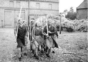 “Pas ardhjes së nazistëve në pushtet, Von Graevenitzi realizoi bustin e Hitlerit në bronz dhe në vitin 1935 ai mori pjesë në Kongresin e Partisë Naziste, i ulur pranë Hitlerit…”/ Libri i ri i gazetarit dhe diplomatit Bashkim Trenova