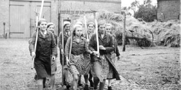 “Pas ardhjes së nazistëve në pushtet, Von Graevenitzi realizoi bustin e Hitlerit në bronz dhe në vitin 1935 ai mori pjesë në Kongresin e Partisë Naziste, i ulur pranë Hitlerit…”/ Libri i ri i gazetarit dhe diplomatit Bashkim Trenova
