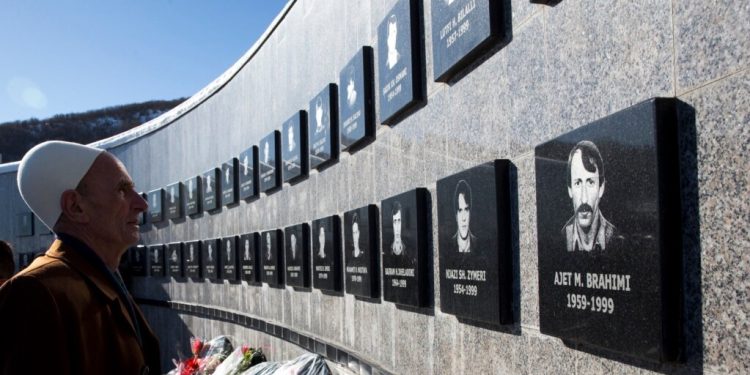 “Më 27 mars 1999, forca të mëdha militare dhe paramilitare serbe, granatuan fshatin Izbicë të Skënderajt, ku gjatë 3 ditëve qenë stehuar rreth 5 mijë banorë…”/ Lista me emrat e viktimave dhe kriminelëve serbë