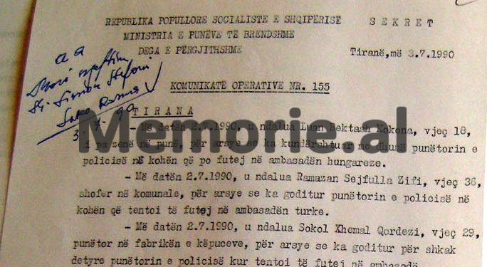 “Mbrapa ambasadës së Republikës Federale Gjermane, makina ‘Robur’, TR 01-928, tentoi të hynte brenda dhe polici qëlloi me pistoletë, se do ta shtypnin…”/ Zbulohen dokumentet e Sigurimit, korrik 1990