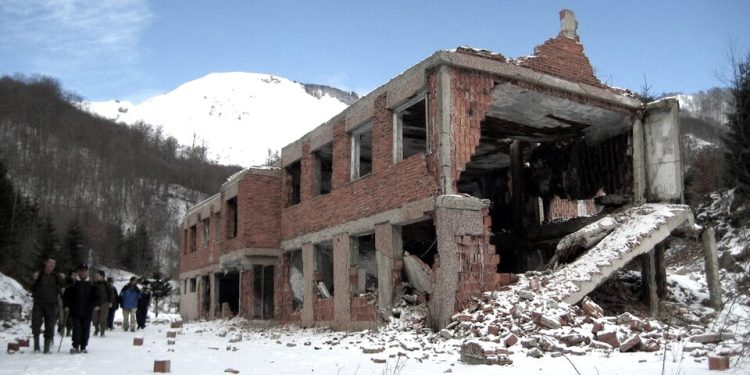 Në tetor ‘99, në një nga ish-bazat e shtabit komandues të bandave kriminale serbe, u gjet një listë me emra të formacioneve ushtarake që vepronin në Drenicë, si…”/ Ana e panjohur e krimeve serbe në Kosovë