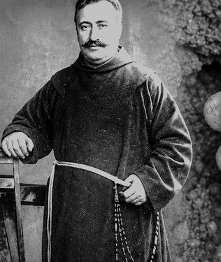 “Drejtori i Përgjithshëm i Arsimit, Luigj Gurakuqi, me emërimin e At Nikollë Kolaj, mësues, ligjëroi zyrtarisht hapjen e shkollës në…”/ Historia e panjohur e shkollës së parë shqipe në Nikaj-Mërtur