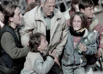 “Më 27 mars 1999, forca të mëdha militare dhe paramilitare serbe, granatuan fshatin Izbicë të Skënderajt, ku gjatë 3 ditëve qenë stehuar rreth 5 mijë banorë…”/ Lista me emrat e viktimave dhe kriminelëve serbë