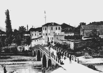 “’Varret e çikave’ janë të shenjta, aty s’duhet bërë aheng, por njëherë në një dasëm kur ahengxhinjtë filluan muzikën, nga pemët ranë gjarpërinj e…”/ Historia e pabesueshme ku prehen 5 vajza gjakovare