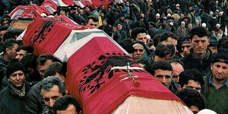 “Më 27 mars 1999, forca të mëdha militare dhe paramilitare serbe, granatuan fshatin Izbicë të Skënderajt, ku gjatë 3 ditëve qenë stehuar rreth 5 mijë banorë…”/ Lista me emrat e viktimave dhe kriminelëve serbë