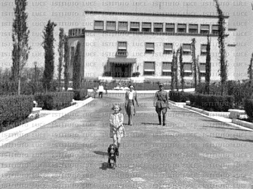 “Disa ditë më vonë, kur ajo hyri në ambientin e tij të punës për ta takuar sërish, Mbreti Zog i la të gjitha dhe u ngrit ta…”/ Libri i panjohur i gazetares franceze, për Mbretëreshën Geraldinë Appony