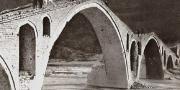 “U quajt ‘Ura e Vezirit’, për nder të Mehmet Pashë Bushatit, vezir i Shkodrës, që paria e Spasit, Pistës, Trunit, Lajthizës dhe Sakatit…”/ Historia e panjohur e urës së famshme që komunistët i vunë minat në ‘78-ën