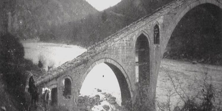 “U quajt ‘Ura e Vezirit’, për nder të Mehmet Pashë Bushatit, vezir i Shkodrës, që paria e Spasit, Pistës, Trunit, Lajthizës dhe Sakatit…”/ Historia e panjohur e urës së famëshme që komunistët i vunë minat në ‘78-ën