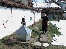 “’Varret e çikave’ janë të shenjta, aty s’duhet bërë aheng, por njëherë në një dasëm kur ahengxhinjtë filluan muzikën, nga pemët ranë gjarpërinj e…”/ Historia e pabesueshme ku prehen 5 vajza gjakovare