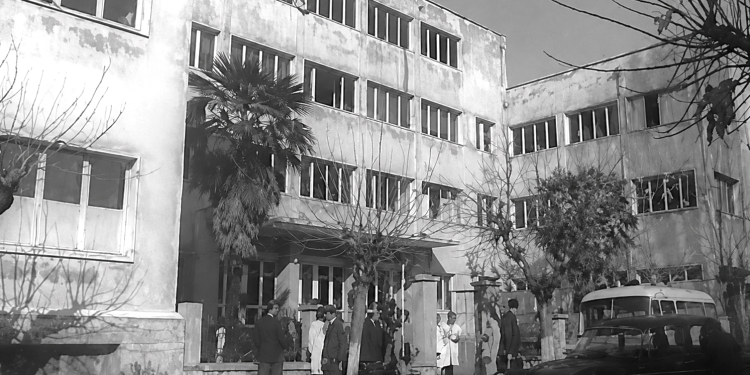 “Në katin e parë të Poliklinikës Qendrore ishte dhe sektori që i shërbente trupit diplomatik në Tiranë, ku ndihmësmjeku Engjëll Sala dhe dy infermieret shkonin…”/ Dëshmia e rrallë e Dr. Malo Mingës