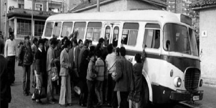 “Në linjat nga Tirana për në Kukës, Pukë, ‘Bajram Curri e Peshkopi, ndalesa e parë bëhej te ‘Kafja e Maries’ në Milot, e njohur për…”/ Historia e panjohur e Agjencisë së Transportit të Udhëtarëve në Tiranë, te “Sahati”