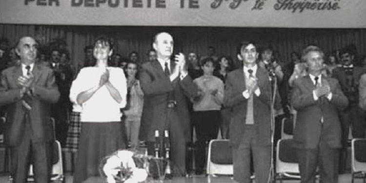 “Lidhur me grevën e Sindikatave, i dhashë udhëzimet kryeministrit Fatos Nano, por ne s’duhet ta ndërpresim veprimtarinë tonë komuniste…”/ Zbulohet raporti i Ramiz Alisë, në mbledhjen e Byrosë, 11 prill ‘91