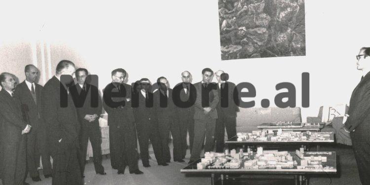 Janar 1975 / Kur Enver Hoxha merrte në ‘provim’ arkitektët dhe urbanistët për planin rregullues të Tiranës: Fotot e panjohura nga mbledhja e Byrosë Politike, ku u vendos fati i “Sheshit Skënderbej”