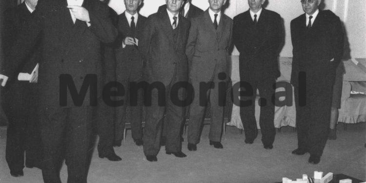 Janar 1975 / Kur Enver Hoxha merrte në ‘provim’ arkitektët dhe urbanistët për planin rregullues të Tiranës: Fotot e panjohura nga mbledhja e Byrosë Politike, ku u vendos fati i “Sheshit Skënderbej”