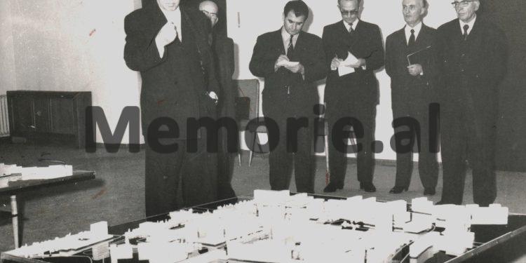 Janar 1975 / Kur Enver Hoxha merrte në ‘provim’ arkitektët dhe urbanistët për planin rregullues të Tiranës: Fotot e panjohura nga mbledhja e Byrosë Politike, ku u vendos fati i “Sheshit Skënderbej”