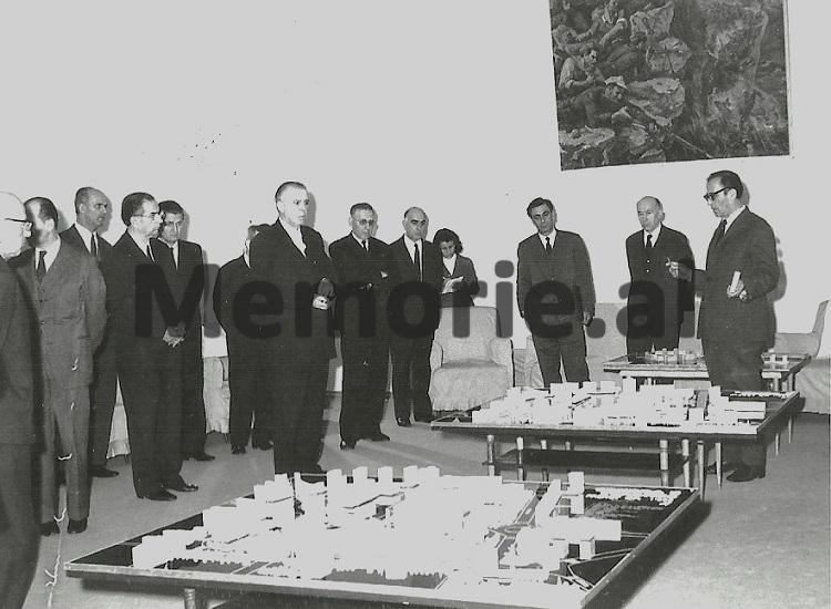 Janar 1975 / Kur Enver Hoxha merrte në ‘provim’ arkitektët dhe urbanistët për planin rregullues të Tiranës: Fotot e panjohura nga mbledhja e Byrosë Politike, ku u vendos fati i “Sheshit Skënderbej”