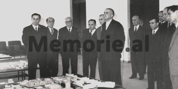 Janar 1975 / Kur Enver Hoxha merrte në ‘provim’ arkitektët dhe urbanistët për planin rregullues të Tiranës: Fotot e panjohura nga mbledhja e Byrosë Politike, ku u vendos fati i “Sheshit Skënderbej”