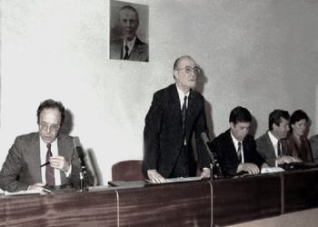 “Në Tiranë kemi 15 mijë kërkesa për strehim, 6 mijë janë në rrezik shembjeje, janë liruar edhe nga burgjet, më erdhi Liri Belishova me Halim Ramohiton…”/ Fjala e Llambi Gegpriftit në mbledhjen e Byrosë, 6 mars ‘91