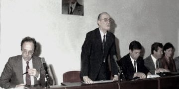 “Në Tiranë kemi 15 mijë kërkesa për strehim, 6 mijë janë në rrezik shembjeje, janë liruar edhe nga burgjet, më erdhi Liri Belishova me Halim Ramohiton…”/ Fjala e Llambi Gegpriftit në mbledhjen e Byrosë, 6 mars ‘91