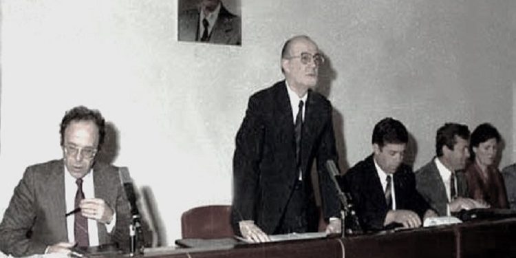 “Në Tiranë kemi 15 mijë kërkesa për strehim, 6 mijë janë në rrezik shembjeje, janë liruar edhe nga burgjet, më erdhi Liri Belishova me Halim Ramohiton…”/ Fjala e Llambi Gegpriftit në mbledhjen e Byrosë, 6 mars ‘91