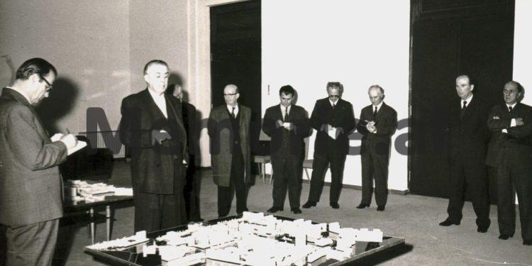 Janar 1975 / Kur Enver Hoxha merrte në ‘provim’ arkitektët dhe urbanistët për planin rregullues të Tiranës: Fotot e panjohura nga mbledhja e Byrosë Politike, ku u vendos fati i “Sheshit Skënderbej”