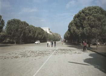 “Unë dua të shtoj, se s’ka ekzagjeruar shumë ai që ka thënë se; mund ta vrasësh një njeri me pamjen e një ndërtese, siç mund ta vrasësh me sëpatë…”/ Diskutimi i arkitektit Petraq Kolevica, në 1971-in