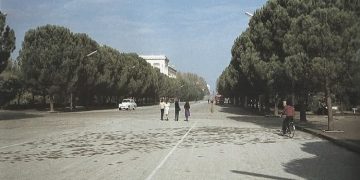 “Unë dua të shtoj, se s’ka ekzagjeruar shumë ai që ka thënë se; mund ta vrasësh një njeri me pamjen e një ndërtese, siç mund ta vrasësh me sëpatë…”/ Diskutimi i arkitektit Petraq Kolevica, në 1971-in