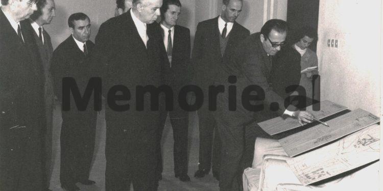 Janar 1975 / Kur Enver Hoxha merrte në ‘provim’ arkitektët dhe urbanistët për planin rregullues të Tiranës: Fotot e panjohura nga mbledhja e Byrosë Politike, ku u vendos fati i “Sheshit Skënderbej”