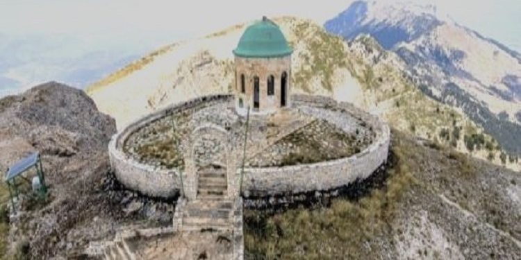 “Falë përkujdesjes së poetit tonë të njohur Xhevahir Spahiu, që na e solli një kopje të këtij libri nga Irani gjatë një vizite pune në Teheran, u bë e mundur…”/ Libri i panjohur për Abaz Aliun