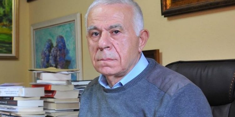 “Ku e gjente kurajën Bilal Xhaferi, djali i një njeriu të pushkatuar si ‘armik i regjimit komunist’, të kritikonte shkrimtarin më të madh…”?/ Refleksionet e botuesit të njohur; Libri ‘Kadare i denoncuar’, si kod