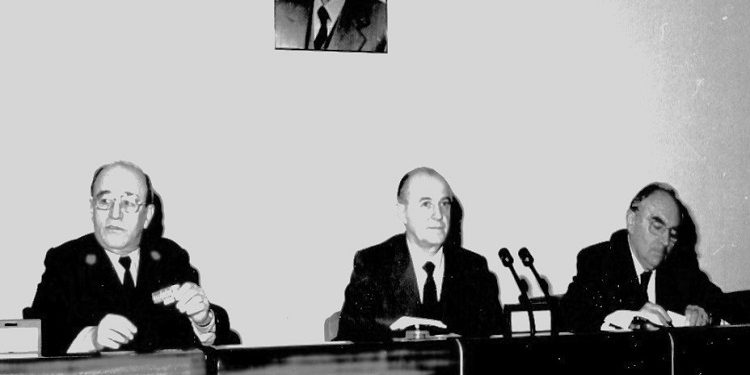 “Rreth 2-3 mijë veta në Vlorë rrëmbyen anijet dhe ikën në Itali, sekretari i parë s’guxoi të dalë përpara e t’u flasë, por kur vajti Azem Hajdari…”/ Zbulohet fjala e Ramiz Alisë në mbledhjen e Byrosë, 6 mars ‘91