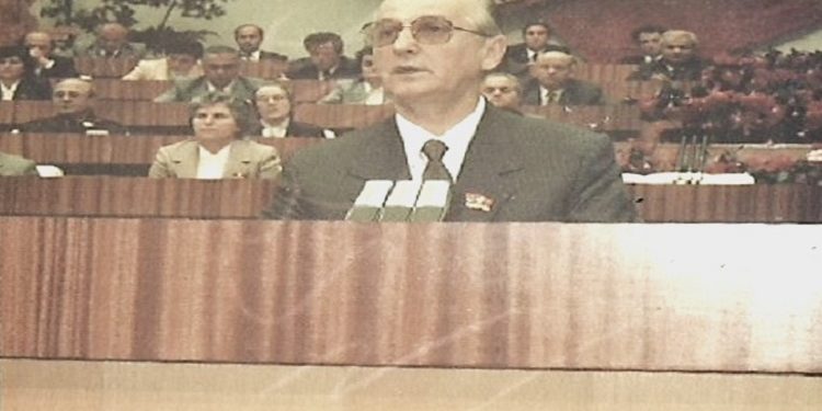 “Mehmet Elezi më tha që redaksinë e ‘Zëri i Rinisë’ e kishte telefonur njëri e, u kishte thënë se: ‘u krijua Partia Demokratike’…”/ Mbledhja e Byrosë me Ramiz Alinë, ditën e ekzekutimit të Çausheskut, 25 dhjetor ‘89