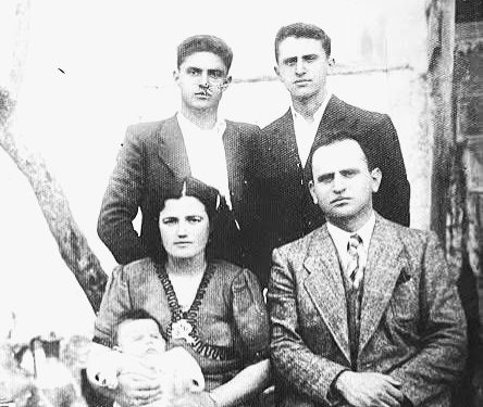 “Kur shkoi mamaja me vëllain për t’i dërguar ushqimet babait në burg, një elbasanlli i tha; dajë, merr atë nusen, mos e bjer vërdallë këtu, se Dauti ka dhjetë ditë që…”/ Historia e trishtë e avokatit nga Peqini