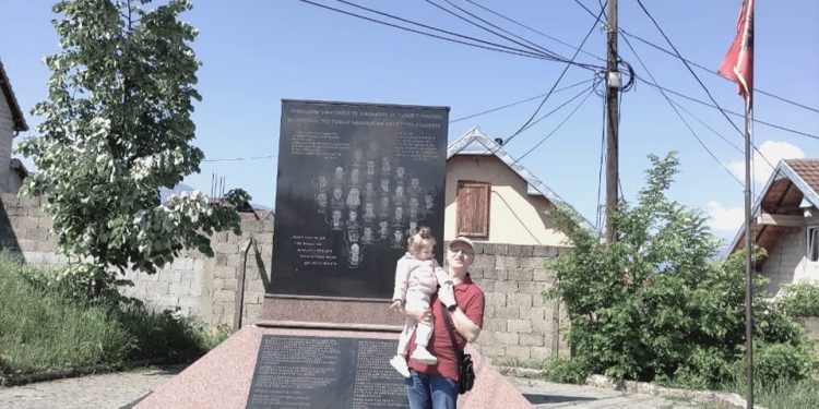 “Njësitë kriminale serbe në atë operacion të furishëm plaçkitën, dogjën e shkrumbuan 245 shtëpi të lagjes ‘Tusus’, i ndanin burrat nga gratë dhe fëmijët, ekzekutuan 25 meshkuj…”/ Masakra serbe e 26 majit ‘99