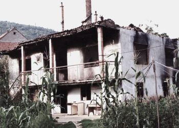 “Njësitë kriminale serbe në atë operacion të furishëm plaçkitën, dogjën e shkrumbuan 245 shtëpi të lagjes ‘Tusus’, i ndanin burrat nga gratë dhe fëmijët, ekzekutuan 25 meshkuj…”/ Masakra serbe e 26 majit ‘99