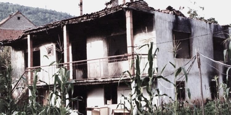 “Njësitë kriminale serbe në atë operacion të furishëm plaçkitën, dogjën e shkrumbuan 245 shtëpi të lagjes ‘Tusus’, i ndanin burrat nga gratë dhe fëmijët, ekzekutuan 25 meshkuj…”/ Masakra serbe e 26 majit ‘99